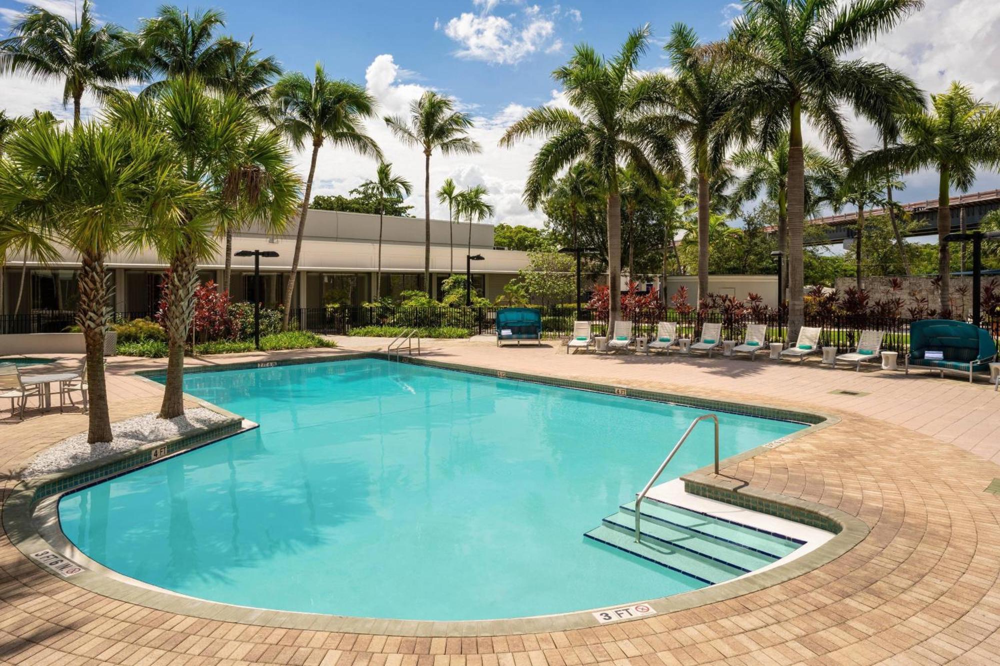 Courtyard By Marriott Miami Airport Hotell Exteriör bild